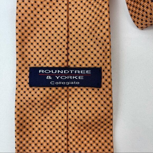 Roundtree & Yorke Silk Tie - Picture 3 of 5